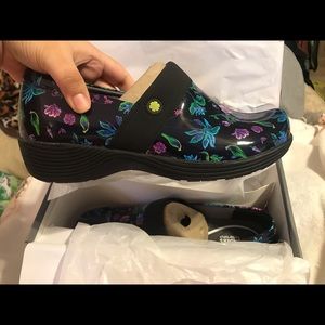 Work Wonders By Dansko Camellia Botanical Patent